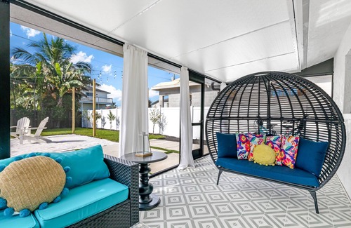 North Naples House | Charming Beach Bungalow, Perfect for all!