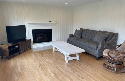 Hampton House | Charming beach cottage in highly desirable Plaice Cove district, Hampton