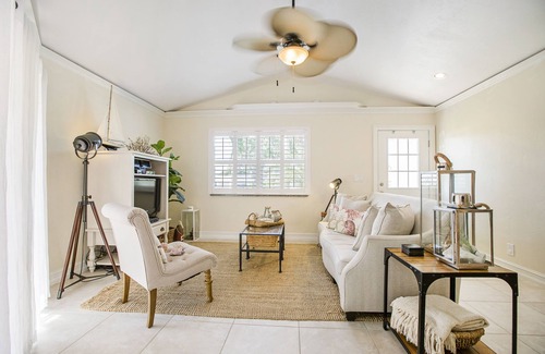 Naples Park House | Charming Beach Cottage with private Pool&Spa! Walk to stunning Vanderbilt Beach