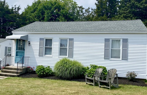 Clinton Cottage | Charming Beach House - Steps to private beach! Sleeps 4