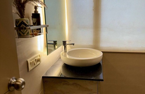 Kalkaji Bed & Breakfast | Charming bed & breakfast with AC and WiFi in serene New Delhi