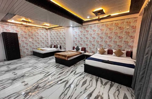 Varanasi Hotel | Charming bed & breakfast with 15 bedrooms and AC, WiFi in vibrant Varanasi