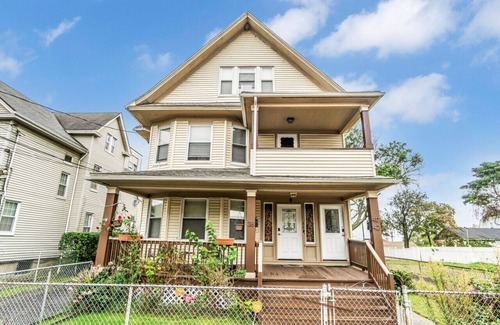 Bridgeport Apartment | Charming bedroom near Yale Hosp/Bridgeport