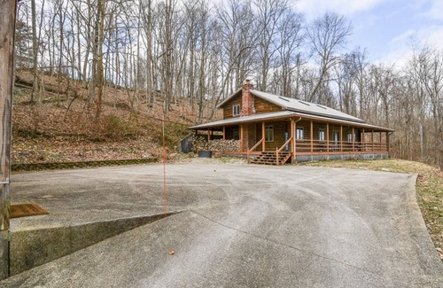 Bedford Cabin | Charming Boomsage Cabin w/hot tub