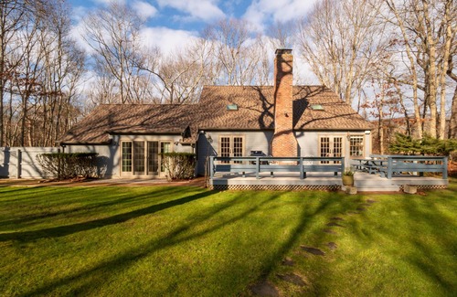 Bridgehampton House | Charming bright getaway in Hampton's Saltonbox home