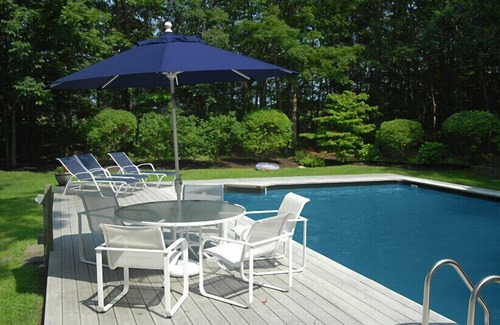 Bridgehampton House | Charming bright getaway in Hampton's Saltonbox home