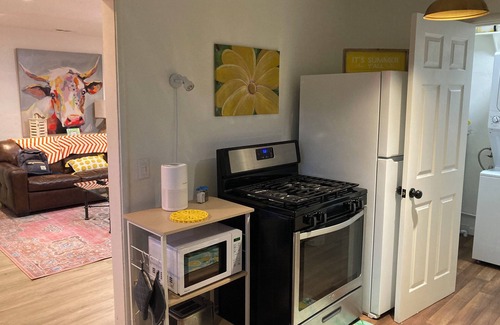 Modesto House | Charming Bright Home Near Dr Hospital & Shopping - Extra Comfy Beds and Couch