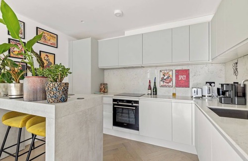 Wimbledon Park Apartment | Charming bright Wimbledon Park flat|Free Parking|Large South Facing Terrace