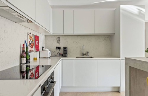 Wimbledon Park Apartment | Charming bright Wimbledon Park flat|Free Parking|Large South Facing Terrace