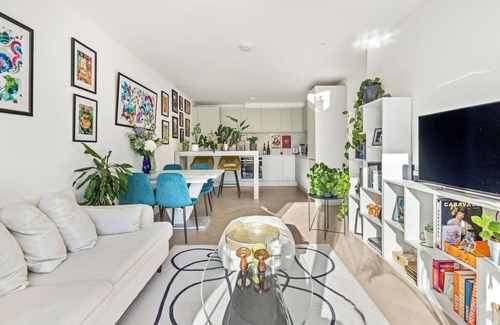 Wimbledon Park Apartment | Charming bright Wimbledon Park flat|Free Parking|Large South Facing Terrace