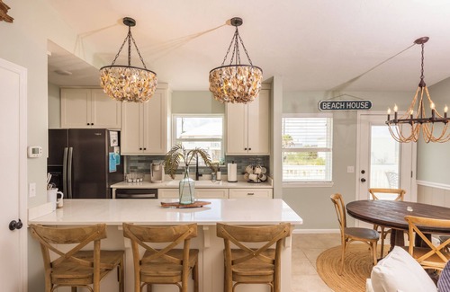 East End House | Charming bungalow, best of St George Island! Views of the Bay and Beach!