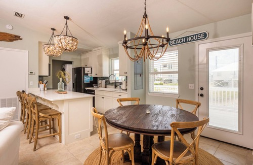 East End House | Charming bungalow, best of St George Island! Views of the Bay and Beach!