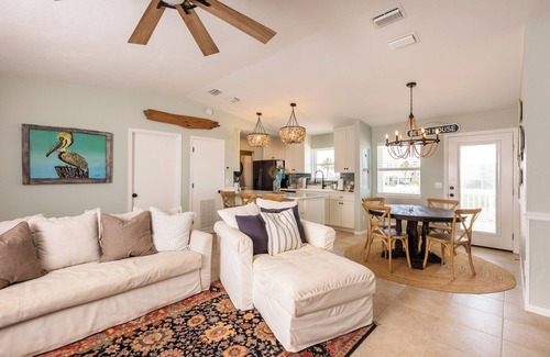 East End House | Charming bungalow, best of St George Island! Views of the Bay and Beach!