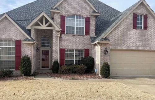 Broken Arrow House | Charming building in delightful Broken Arrow with AC, WiFi