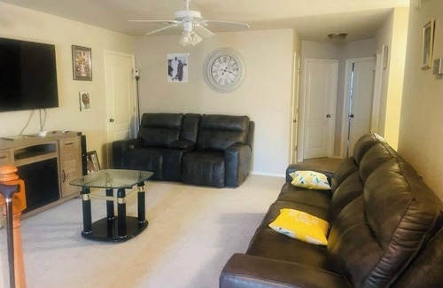 Broken Arrow House | Charming building in delightful Broken Arrow with AC, WiFi