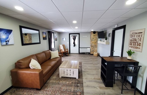 Whitehall House | Charming building with 1 bedroom and AC, WiFi in serene Whitehall