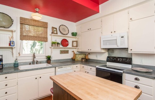 Fredericksburg House | Charming Bungalow Located In The Heart Of Fredericksburg. 3 blocks from Main.