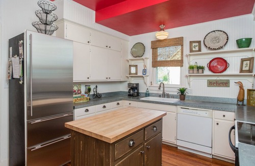 Fredericksburg House | Charming Bungalow Located In The Heart Of Fredericksburg. 3 blocks from Main.