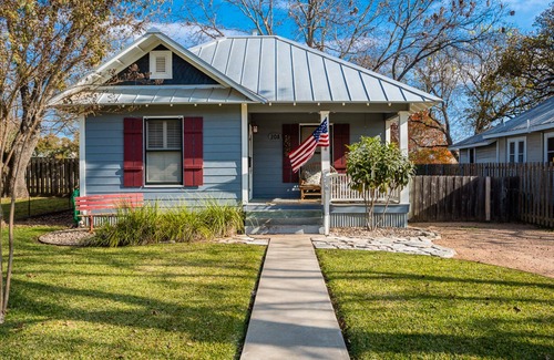 Fredericksburg House | Charming Bungalow Located In The Heart Of Fredericksburg. 3 blocks from Main.