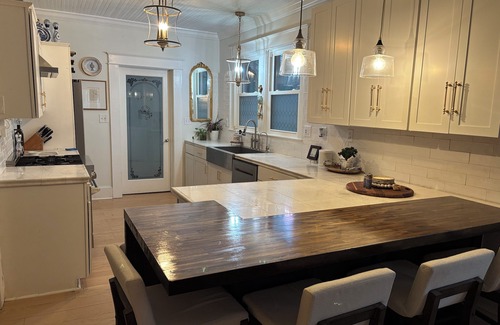 Columbia House | Charming Bungalow, convenience of downtown, yet a tranquil quiet neighborhood