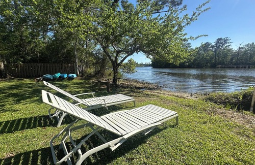 Biloxi Cabin | Charming Cabin in Biloxi by water private rd 4 acre lot! Shop, beaches, casinos!