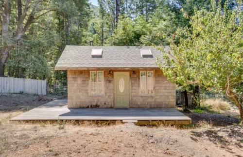 Carlotta Cabin | Charming cabin in serene Petrolia with WiFi