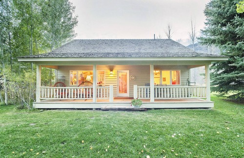Wilson House | Charming Cabin in Wilson. Available Long Term Only. Pet Friendly!
