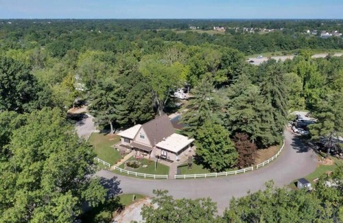 Jonesville Cabin | Charming Cabin near Ark Encounter with Loft