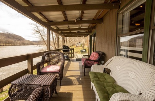 Draper Cabin | Charming Cabin only 20 ft from New River! 1BS4