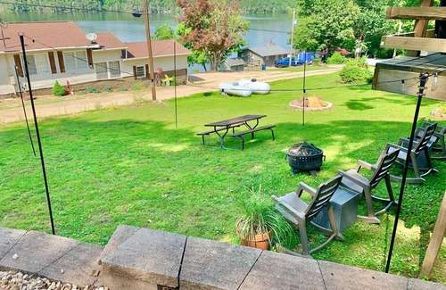 Shell Knob Cabin | Charming Cabin, picturesque view, trailer parking, 2 min walk to lake, AC, WiFi!