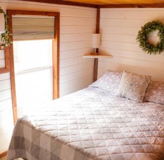 Fidelity Ski Chalet | Charming Cabin - Pondview - Hot Tub