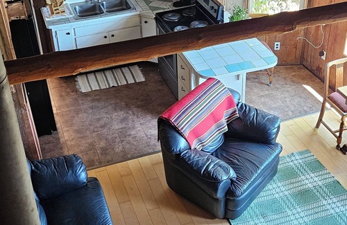 Poulsbo Cabin | Charming cabin with loft bedroom in Poulsbo
