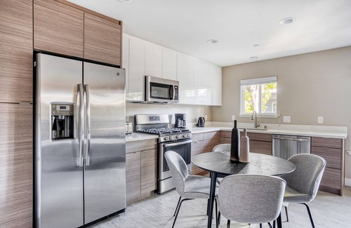 Campbell Apartment | Charming Campbell 1BR w/W/D, Pool, Gym, walk to WF + TJ, by Blueground