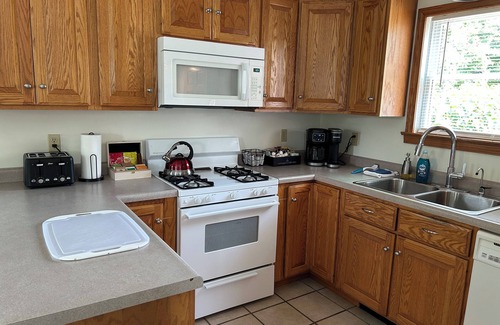 Grove City House | Charming Cape Cod - Walking Distance to GCC