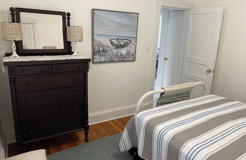 Norfolk Cottage | Charming Captain’s Cottage just steps from Willoughby Beach