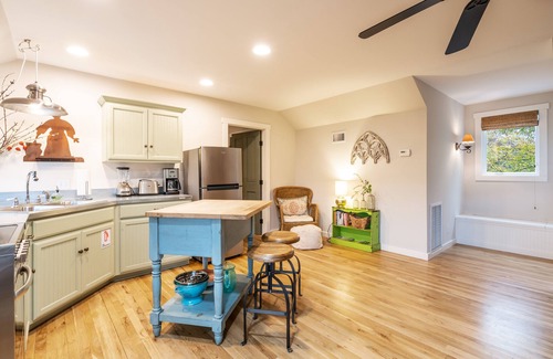 Fredericksburg Cottage | Charming Carriage House on Baron's Creek - 2 blocks from Main Street!
