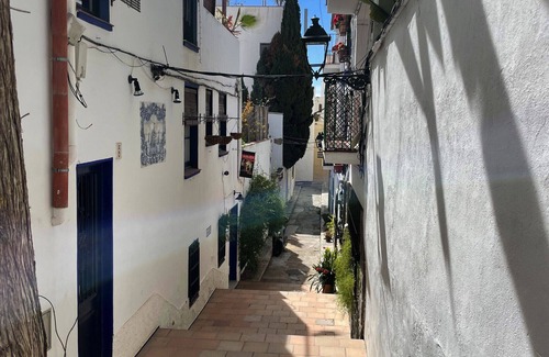 Sitges Town Center Ski Chalet | Charming Casa in Sitges centre & minutes to beach