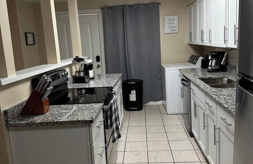 Midland House | Charming Cedar 3-bedroom house with AC in Midland