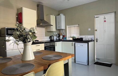 Norwich House | Charming Central City period home for 6. FREE CANCELLATIONS.