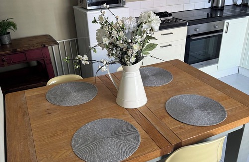 Norwich House | Charming Central City period home for 6. FREE CANCELLATIONS.