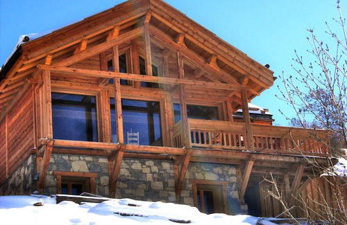 Vars Ski Chalet | CHARMING CHALET MOUNTAIN VIEWS AND SKI SLOPES JACUZZI CINEMA ROOM