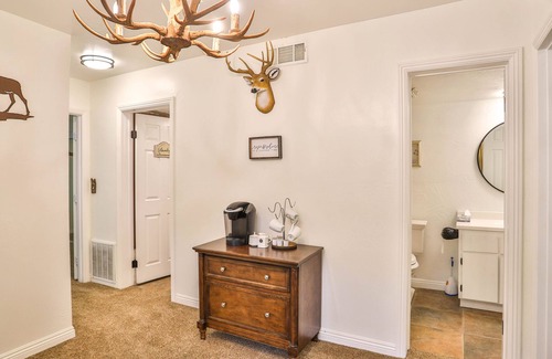 Cedar Glen Ski Chalet | charming chalet with 3 bedrooms and WiFi, AC in delightful Lake Arrowhead