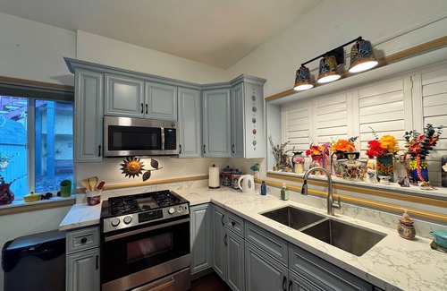 Grant Hill House | Charming city center craftsman house with full kitchen and AC