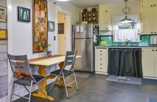 St. Johns Cottage | Charming City Cottage ~ 8 Mi to Downtown Portland!