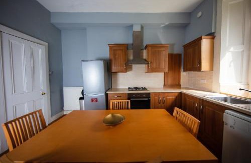 Newington Apartment | Charming City Escape by the Meadows