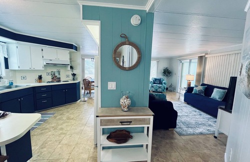 South Venice House | Charming coastal 2-bdrm manufactured home with WiFi & AC in lovely Venice, FL.