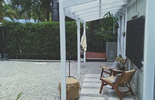 Horseshoe Bay Cottage | Charming Coastal Cottage footsteps to the beach on Magnetic Island Australia S/C