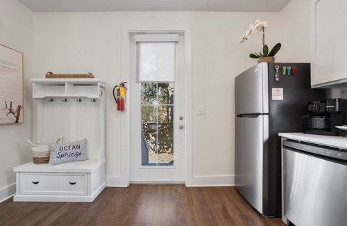 Ocean Springs Cottage | Charming Coastal Cottage in Downtown Ocean Springs – Golf Cart available!