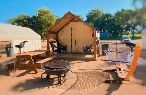 Fentress Cabin | Charming, Comfy Cabin on the San Marcos River!