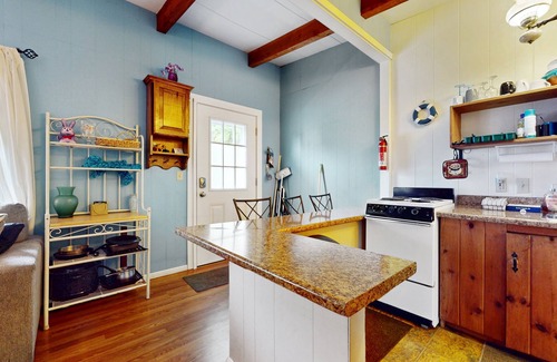 Ogunquit - Wells Apartment | Charming condo suite near the beach & dining with pool & grill